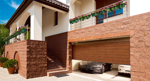 Rollläden in der Garage neben dem Haus